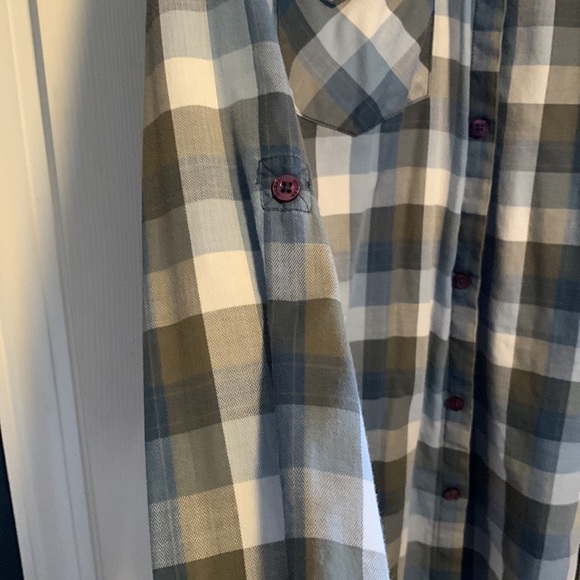 Guess brand western style plaid shirt with embroidered yoke and shoulders - Picture 4 of 8